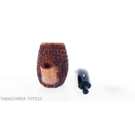 The duck forms a curved egg in rustic briar-L'Anatra