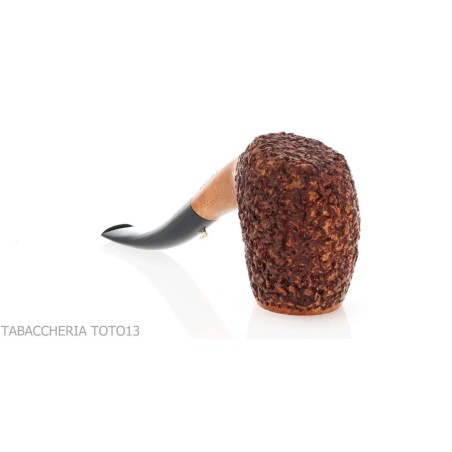 The duck forms a curved egg in rustic briar-L'Anatra