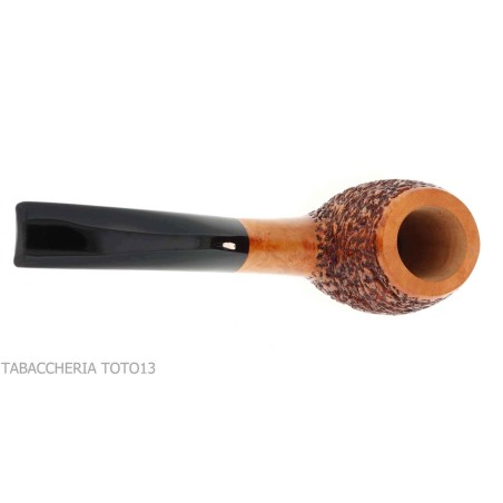 The duck forms a curved egg in rustic briar-L'Anatra